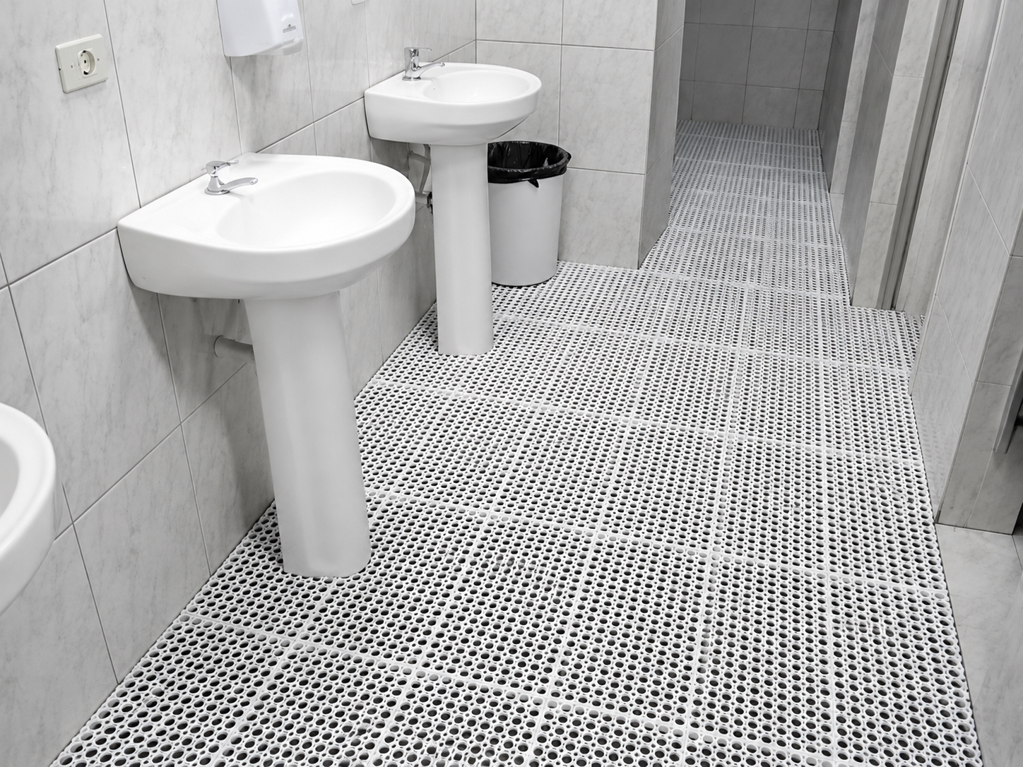 Piso modular para vestiário/chuveiros